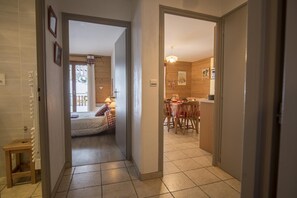 2 bedrooms, iron/ironing board, travel cot, free WiFi