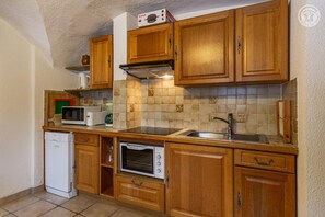 Een koelkast, een magnetron, een oven, een kookplaat