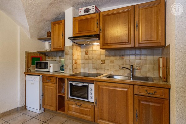 Frigorifero, microonde, forno, piano cottura