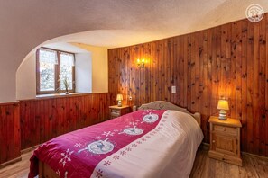 2 quartos, ferros/tábuas de passar roupa, berço de viagem
