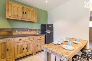 Fridge, oven, stovetop, dishwasher - LA BERGERIE DE CLAUDE (LE BOURGET DU LAC)