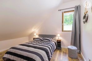 3 bedrooms, iron/ironing board, travel crib