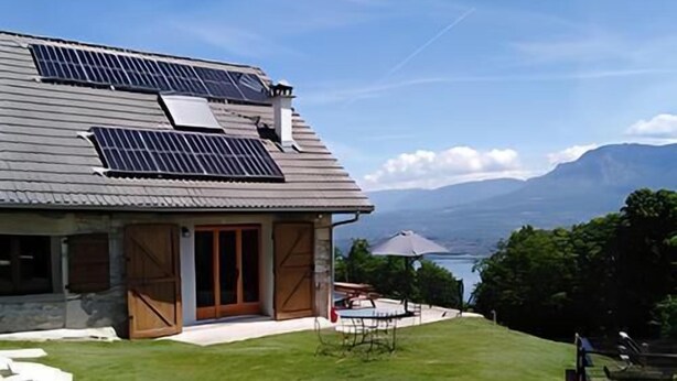 A house with solar panels, a swimming pool, and a view of mountains. - LA BERGERIE DE CLAUDE (LE BOURGET DU LAC)