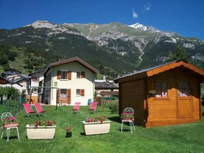 A chalet with a mountain view, outdoor seating, and a wooden cabin. - LE SABOT DE VENUS - VAL-CENIS (VAL-CENIS)
