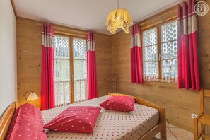2 bedrooms, iron/ironing board, travel cot, free WiFi