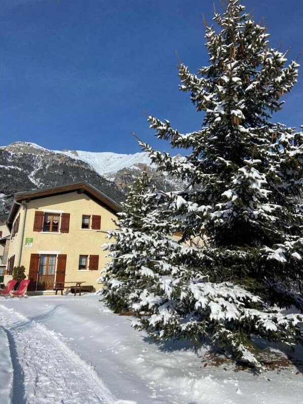 A snow-covered building with a mountain backdrop. - LE SABOT DE VENUS - VAL-CENIS (VAL-CENIS)