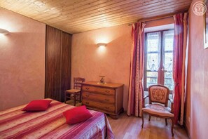 2 bedrooms, iron/ironing board, travel cot, free WiFi