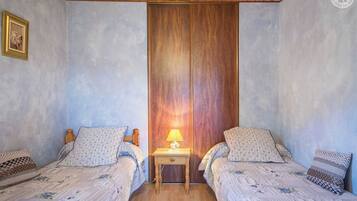 2 quartos, ferros/tábuas de passar roupa, berço de viagem