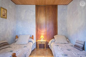 2 habitaciones, tabla de planchar con plancha y cuna de viaje