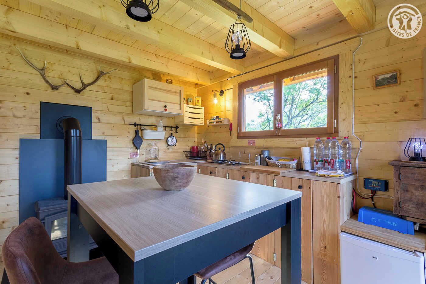 Fridge, oven, stovetop, coffee/tea maker