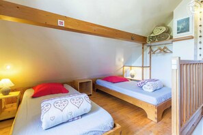 3 dormitorios, tabla de planchar con plancha, cuna de viaje