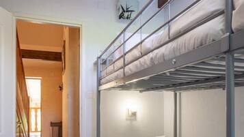 2 bedrooms, iron/ironing board, travel cot, free WiFi