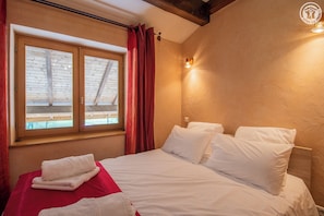 2 habitaciones, tabla de planchar con plancha y cuna de viaje 