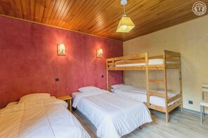 2 chambres, fer et planche à repasser, lit de bébé portatif