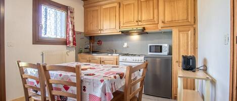 Refrigerador, horno, parrilla de estufa y tostadora