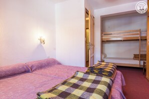 4 bedrooms, iron/ironing board, free WiFi