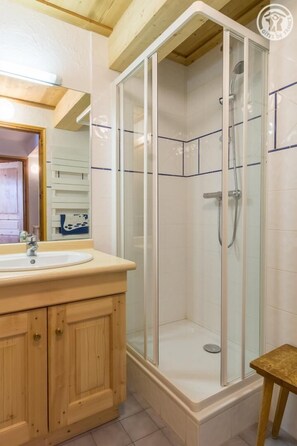 Bathtub, hair dryer