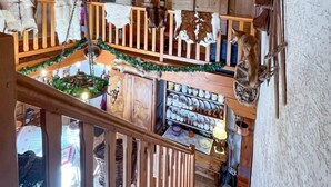 Ein Holzinnenraum mit Treppe, Lederwaren und einer Sammlung von Tassen.
