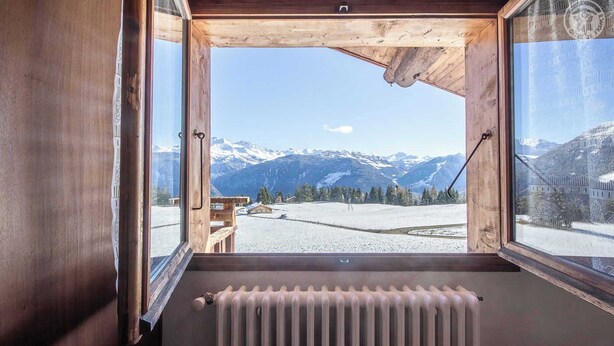 A wooden-framed window with a view of snow-covered mountains and a clear sky. - CHALET MATTIVI - HAUTELUCE LES SAISIES (HAUTELUCE LES SAISIES)