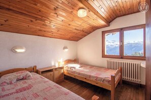 4 bedrooms, iron/ironing board, free WiFi