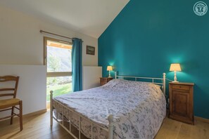 6 bedrooms, iron/ironing board, travel crib, bed sheets