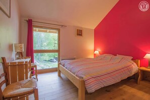 6 bedrooms, iron/ironing board, travel crib, bed sheets