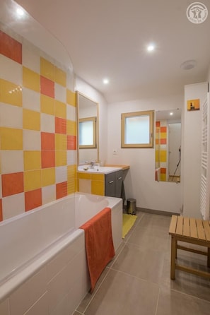 Baignoire, sèche-cheveux