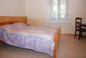 3 chambres, fer et planche à repasser