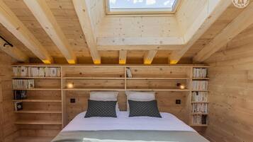 5 bedrooms, iron/ironing board, travel crib, WiFi (free)