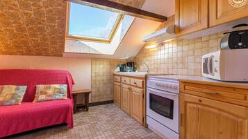 Kylskåp, mikrovågsugn, ugn och spishäll