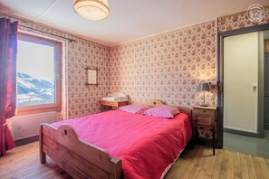 3 chambres, fer et planche à repasser, lit de bébé portatif