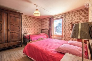 4 bedrooms, iron/ironing board, travel cot, free WiFi