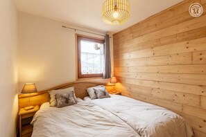 1 chambre, fer et planche à repasser, lit de bébé portatif