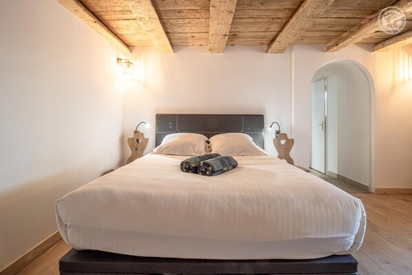 3 bedrooms, iron/ironing board, travel cot, free WiFi