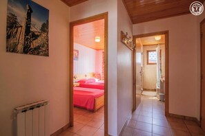 2 室のベッドルーム、アイロン / アイロン台、旅行用ベビーベッド