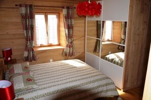 2 bedrooms, iron/ironing board, free WiFi