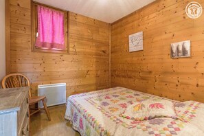 2 chambres, fer et planche Ă repasser, lit parapluie