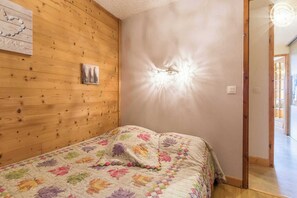 2 quartos, ferros/tábuas de passar roupa, berço de viagem