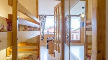 2 chambres, fer et planche Ă repasser, lit parapluie