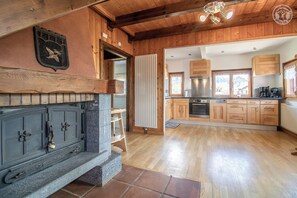 Kylskåp, mikrovågsugn, ugn och spishäll