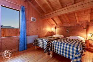 5 chambres, fer et planche à repasser, lit parapluie