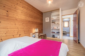 3 soverom, strykejern/-brett, reiseseng for barn og wi-fi (inkludert)