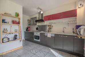 Kühlschrank, Mikrowelle, Ofen, Herdplatte