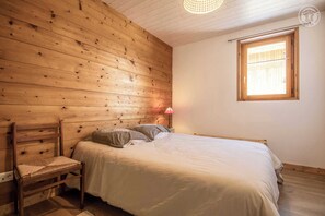 3 bedrooms, iron/ironing board, travel cot, free WiFi