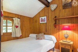 2 bedrooms, iron/ironing board, free WiFi