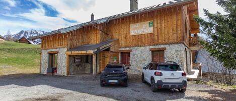 المنشأة من الخارج