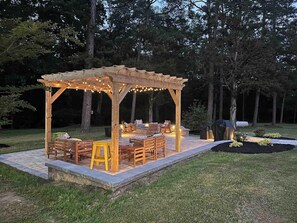 Outdoor dining - Pine Creek Farm | Country Retreat on Rolling Hills (Burkeville)