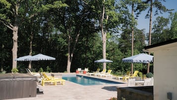Una piscina al aire libre, una piscina climatizada