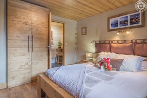 4 bedrooms, iron/ironing board, travel cot, free WiFi