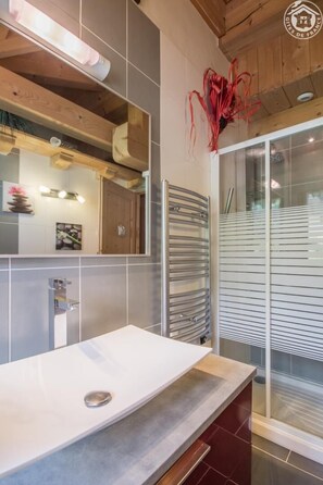 Bathtub, hair dryer, towels - L'ETALE - LA GIETTAZ (LA GIETTAZ)